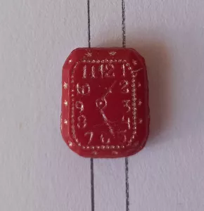 Korálek hodiny 18x15x5,4 mm červené se zlatým listrem 2 dírky 1ks