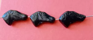 Korálek kůň hlava 12,2x16x5,4mm tmavý topas - černá 3ks