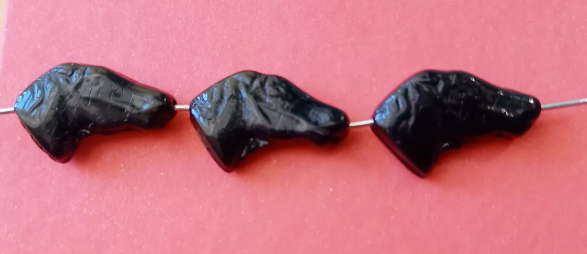 Korálek kůň hlava 12,2x16x5,4mm tmavý topas - černá 3ks