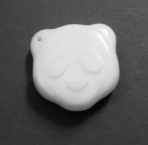 Korálek medvídek hlava 21,5x28x7,5 mm alabastr 1ks