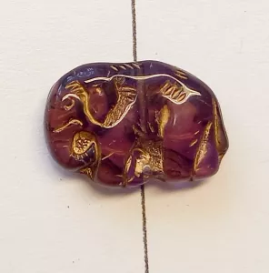 Korálek slon 15,7x22,5x6,2 mm ametyst se zlatým listrem 1ks