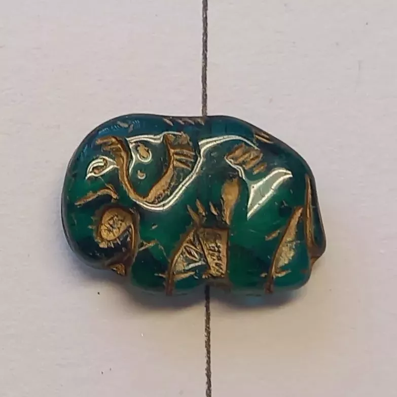 Korálek slon 15,7x22,5x6,2 mm emerald se zlatým listrem 1ks