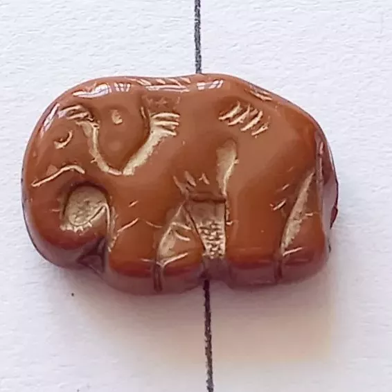 Korálek slon 15,7x22,5x6,2 mm hnědý se zlatým listrem 1ks