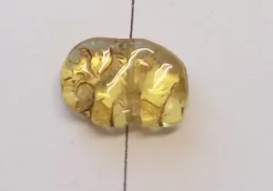 Korálek slon 15,7x22,5x6,2 mm světlý jonquille se zlatým listrem 1ks