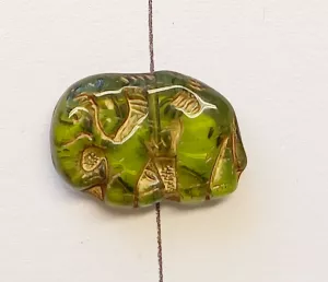 Korálek slon 15,7x22,5x6,2 mm světlý olivín se zlatým listrem 1ks