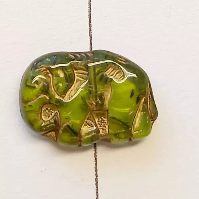 Korálek slon 15,7x22,5x6,2 mm světlý olivín se zlatým listrem 1ks