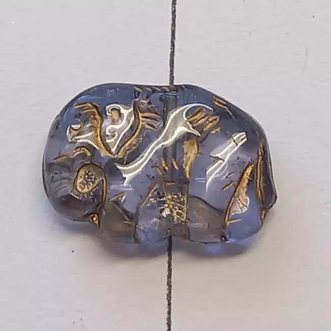 Korálek slon 15,7x22,5x6,2 mm světlý safír se zlatým listrem 1ks