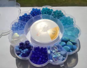 Korálkový mix modrý - kreativní sada na tvoření (12-15 náramků) Korálkový mix modrý - kreativní sada na tvoření (12-15 náramků)