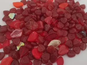 Korálky lístečky červený mix cca 15 ks