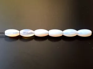 Korálky rýže 13,5x7 mm opál 12ks