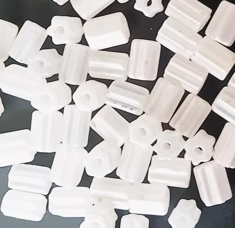 Korálky sekaná trubička s vroubky alabastr 6x4 mm cca 50 ks