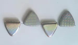 Korálky trojúhelník 16 mm - šupinový vzor platina - sada 4 ks Korálky trojúhelník 16 mm - šupinový vzor platina - sada 4 ks