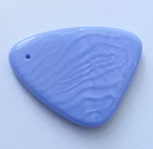 Netradiční trojúhelník 43,5x32x4,6 mm mramorovaný světle modrý 1ks