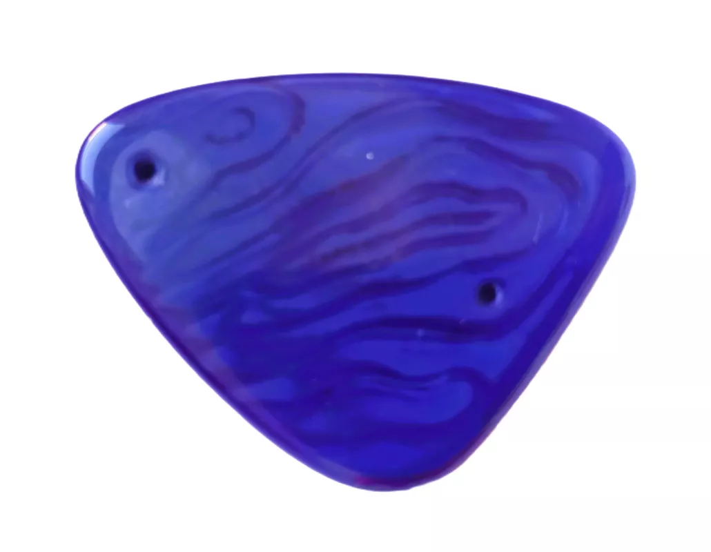 Netradiční trojúhelník 43,5x32x4,6 mm mramorovaný černo-modrý 2 dírky 1ks