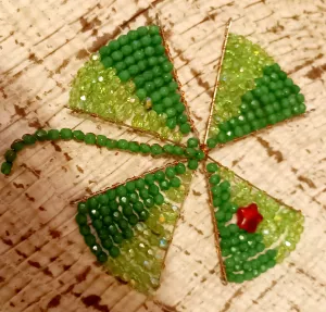 Čtyřlístek z broušených českých skleněných korálek 12x12cm Čtyřlístek z broušených českých skleněných korálek 12x12cm