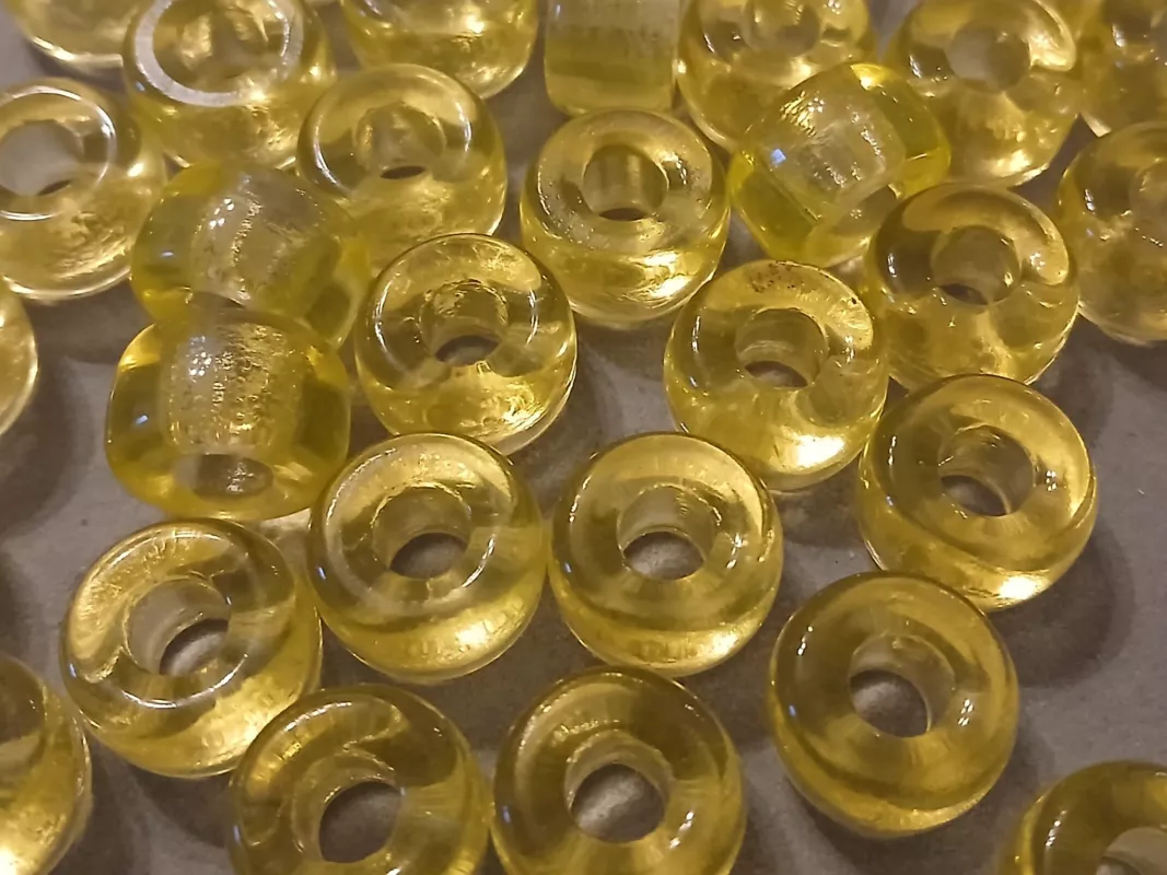 Korálky bavoráci transparent z uranového skla