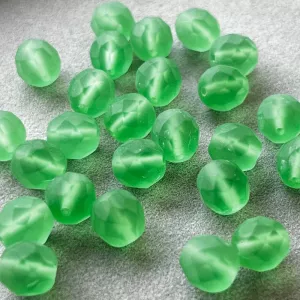 Korálky broušené 8mm světlý olivín  mat 28 ks