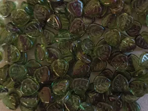 Korálky lístečky 9x8 mm - černo-zelený míchaný mix