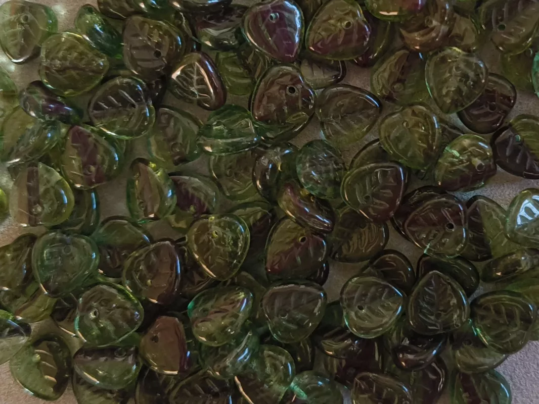 Korálky lístečky 9x8 mm - černo-zelený míchaný mix