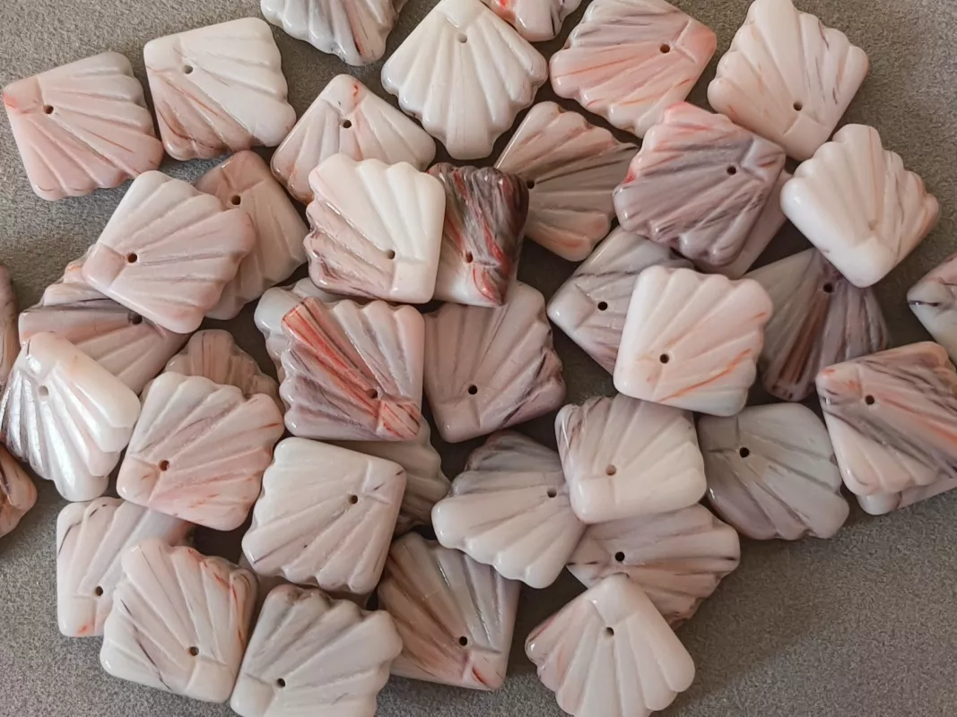 Korálky mušličky míchané cca 14x14 mm