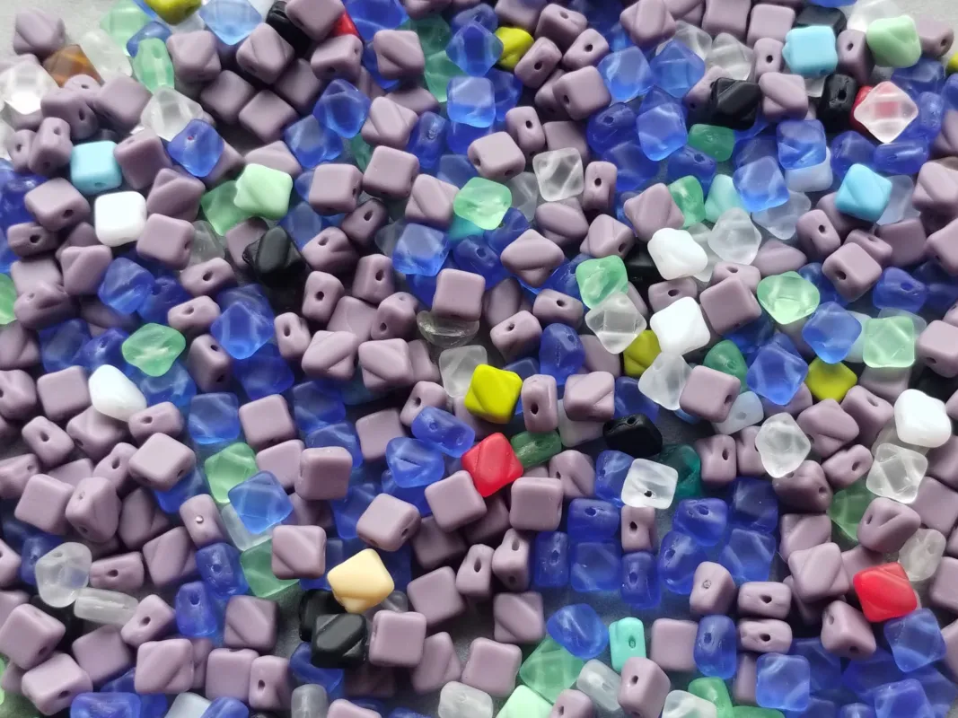 Korálky kostičkový mix 50 g, I.+II. j.