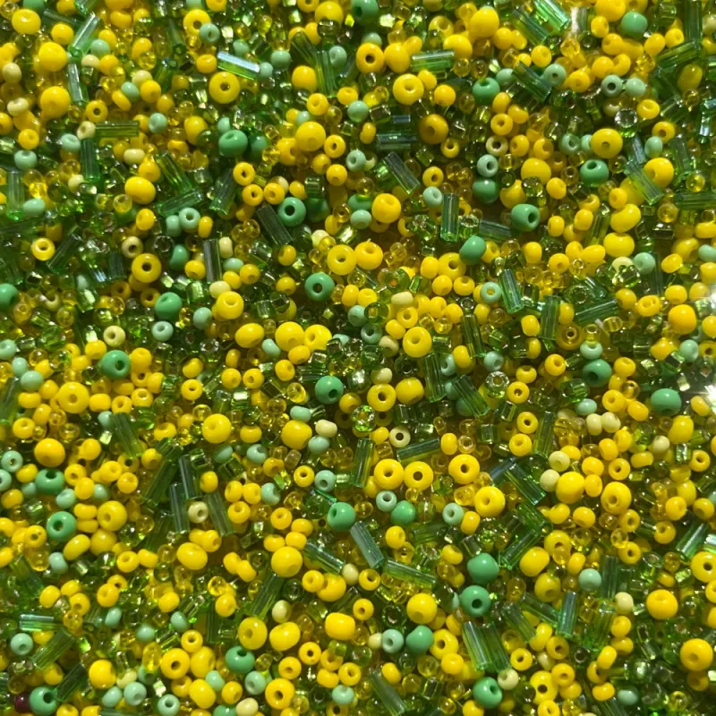 Korálky rokajl 11/0 - 8/0 + čípky 5mm mix žluto - zelený 50 g