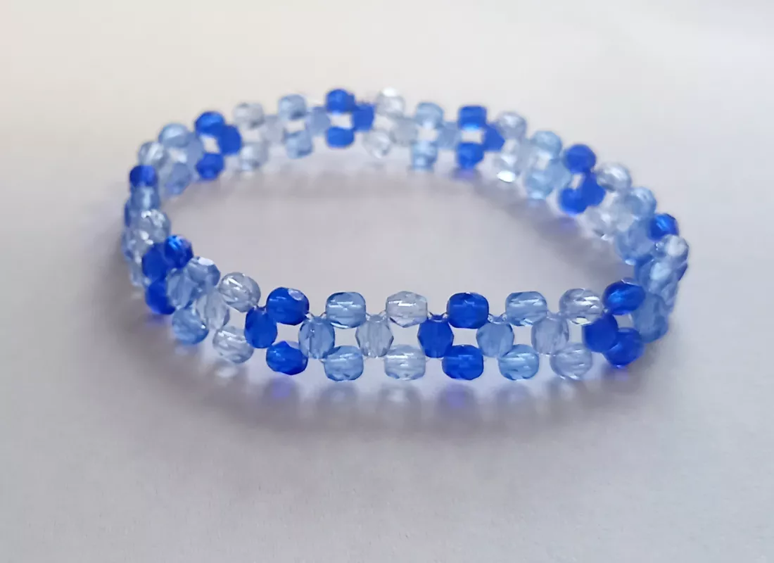 Náramek z broušených českých skleněných korálků safír