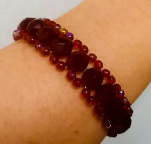 Náramek z broušených českých skleněných korálků rubín a rokajlu s AB