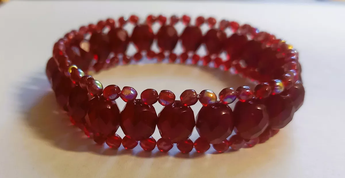 Náramek z broušených českých skleněných korálků rubín a rokajlu s AB