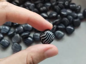Nepravidelný čtverec 13x15 mm pruhovaný černá/bílá