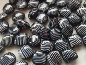 Nepravidelný čtverec 13x15 mm pruhovaný černá/bílá