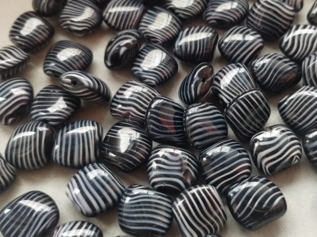 Nepravidelný čtverec 13x15 mm pruhovaný černá/bílá