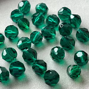Preciosa MC perle kulatá 8 mm Emerald 28  ks