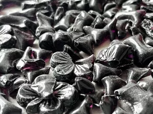 Skleněná drť - tmavý ametyst transparentní 1 kg