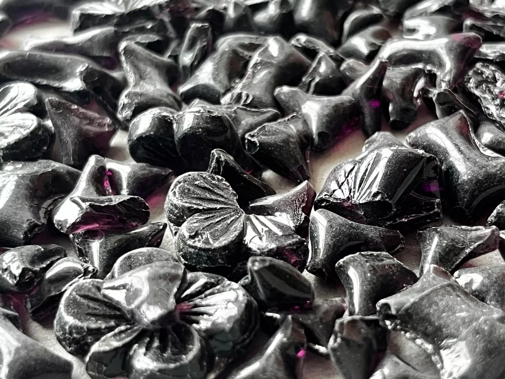 Skleněná drť - tmavý ametyst transparentní 1 kg