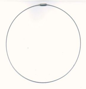 Kruh na krk se šroubovacím zapínáním barva platina průměr 145cm 1ks.