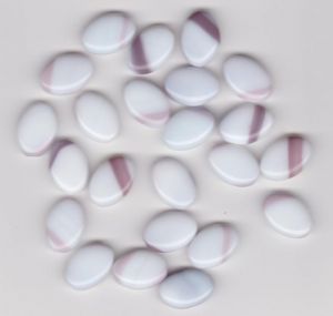 Korálky šváb 16x11x5 mm. Přetah alabastr fialová lesk 1KG cca 700 ks. Firma Petr Machačka - výroba skleněné korálky