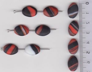 Korálky tvar šváb 16x11x5 mm. Přetah černooranžovobílá  mat 1KG cca 700 ks.