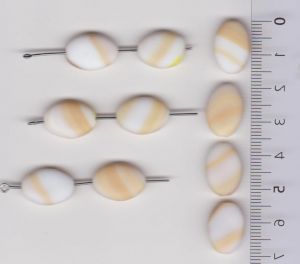 Korálky šváb 16x11x5 mm. Přetah hnědobílá mat 1KG cca 700 ks. I+IIj. Firma Petr Machačka - výroba skleněné korálky