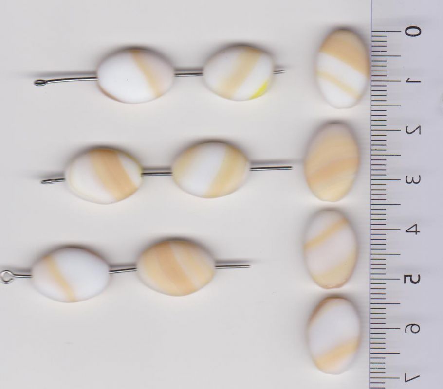 Korálky šváb 16x11x5 mm. Přetah hnědobílá mat 1KG cca 700 ks. I+IIj. Firma Petr Machačka - výroba skleněné korálky