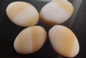 Korálky šváb 16x11x5 mm. Přetah hnědobílá mat 1KG cca 700 ks. I+IIj. Firma Petr Machačka - výroba skleněné korálky