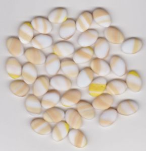 Korálky šváb 16x11x5 mm. Přetah hnědobílá mat 1KG cca 700 ks. I+IIj. Firma Petr Machačka - výroba skleněné korálky