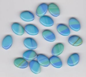 Korálky šváb 16x11x5 mm. Přetah modrozelená lesk 1KG cca 700 ks. I+IIj. Firma Petr Machačka - výroba skleněné korálky