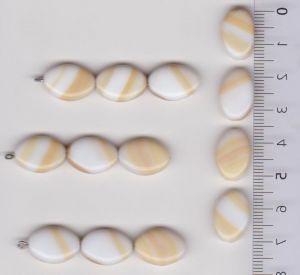 Korálky šváb 16x11x5 mm. Přetah hnědobílá lesk II.j 1KG cca 700 ks. Firma Petr Machačka - výroba skleněné korálky