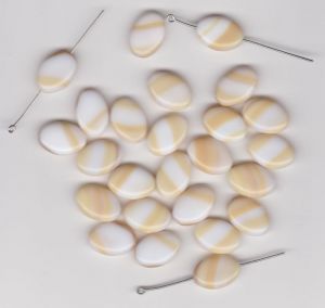 Korálky šváb 16x11x5 mm. Přetah hnědobílá lesk II.j 1KG cca 700 ks. Firma Petr Machačka - výroba skleněné korálky