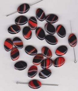 Korálky šváb 16x11x5 mm. Přetah černooranžovobílá lesk 1KG cca 700 ks. Firma Petr Machačka - výroba skleněné korálky