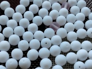 Korálky mačkané 8mm křída mat 100gr. II.j.