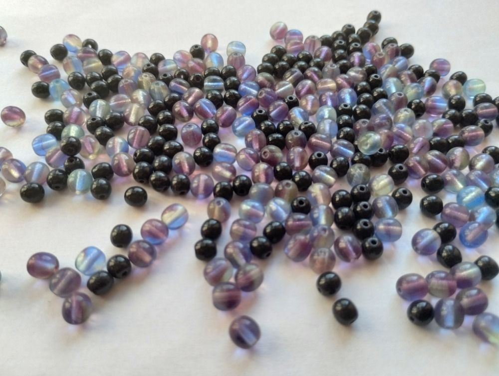 Korálky mix 4mm kulaté černé + 6mm žíhané I. jakost 100gr. Firma Petr Machačka - výroba skleněné korálky