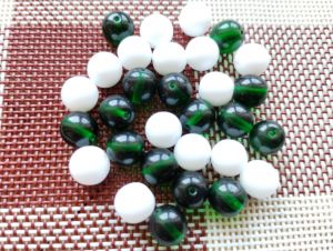 Korálky Mix barev 8 mm alabastr+ emerald I.j. 50gr. Firma Petr Machačka - výroba skleněné korálky