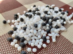 Korálky mix kulaté/tvary 3-5 mm křída+černá mat II. jakost 100g